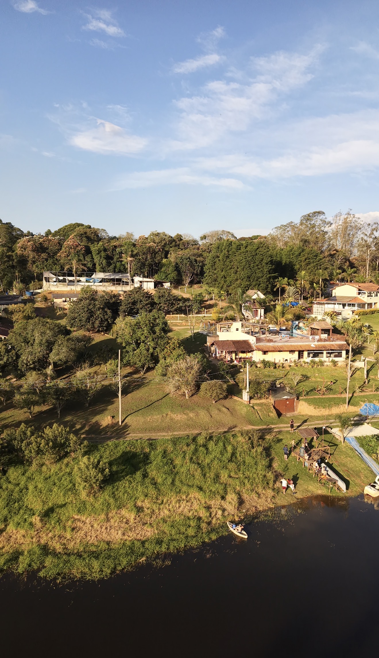 Vista aérea de chácara às margens de represa