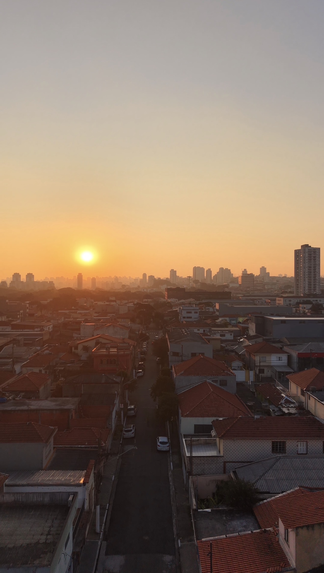 Vista aérea de bairro residencial de São Paulo ao pôr do sol