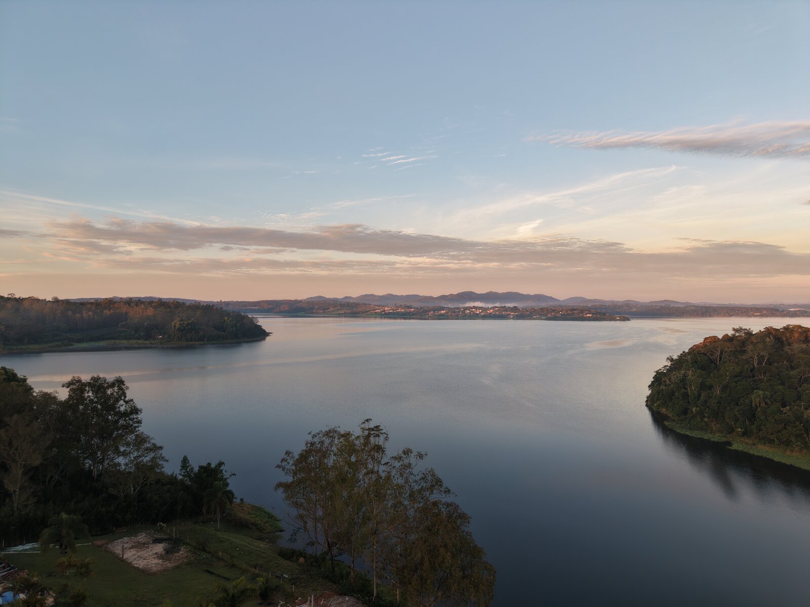 Lago ao pôr do sol — vista aérea
