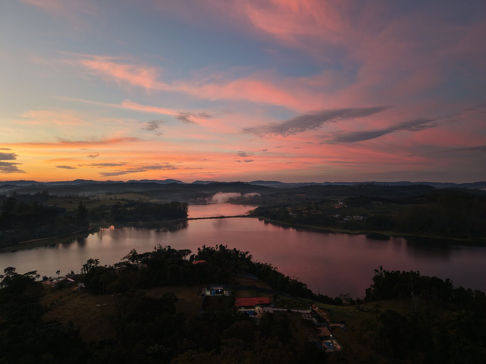 Lago ao entardecer — vista aérea