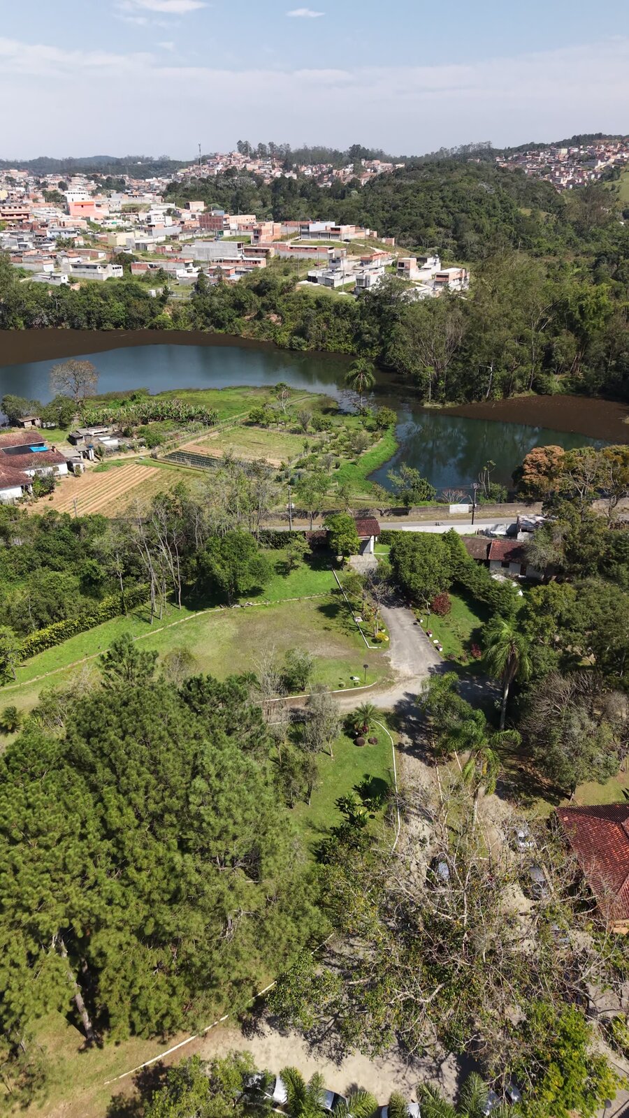 Lago e cidade — vista aérea